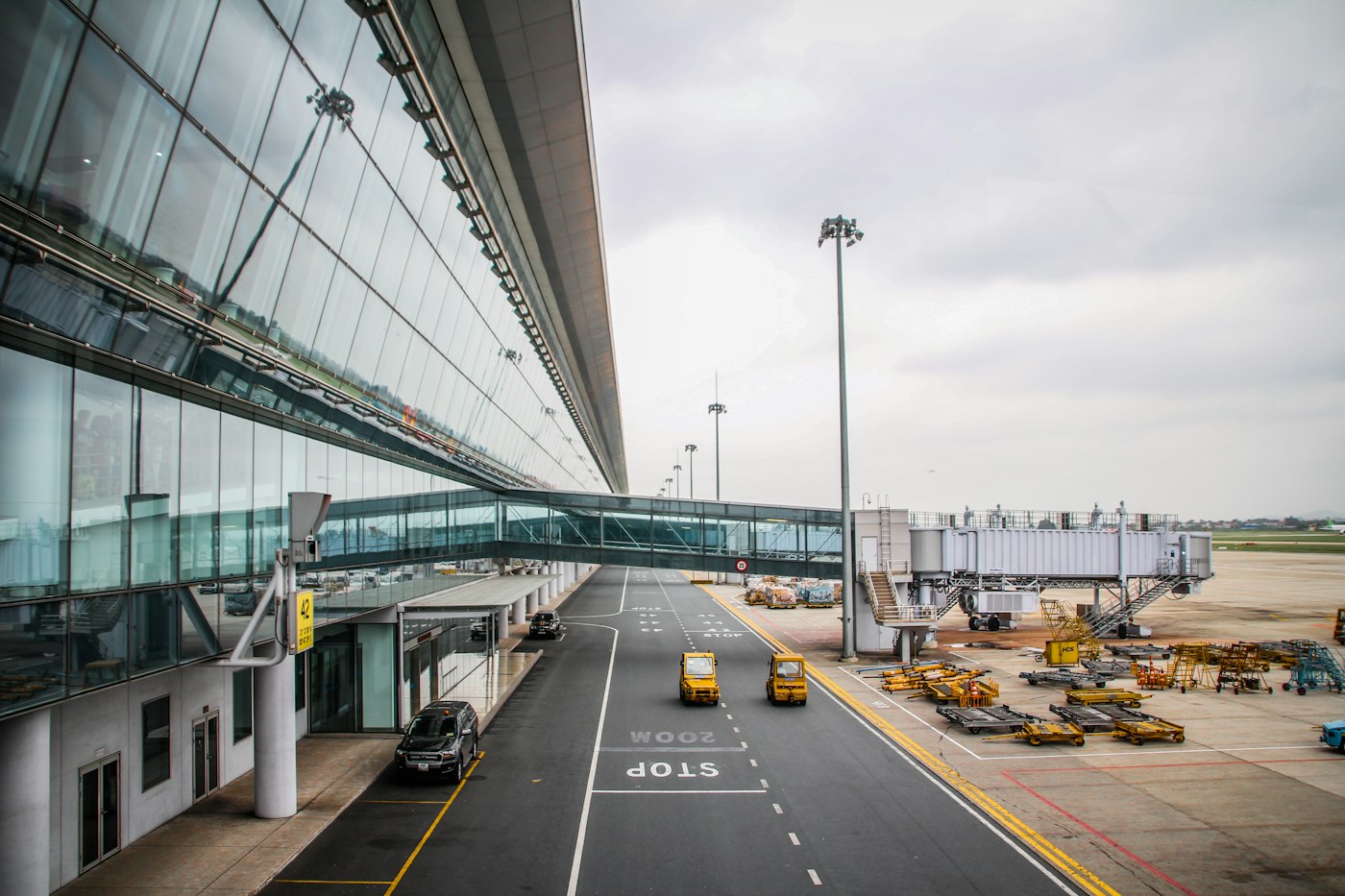 Zufahrt zum Flughafen-Terminal